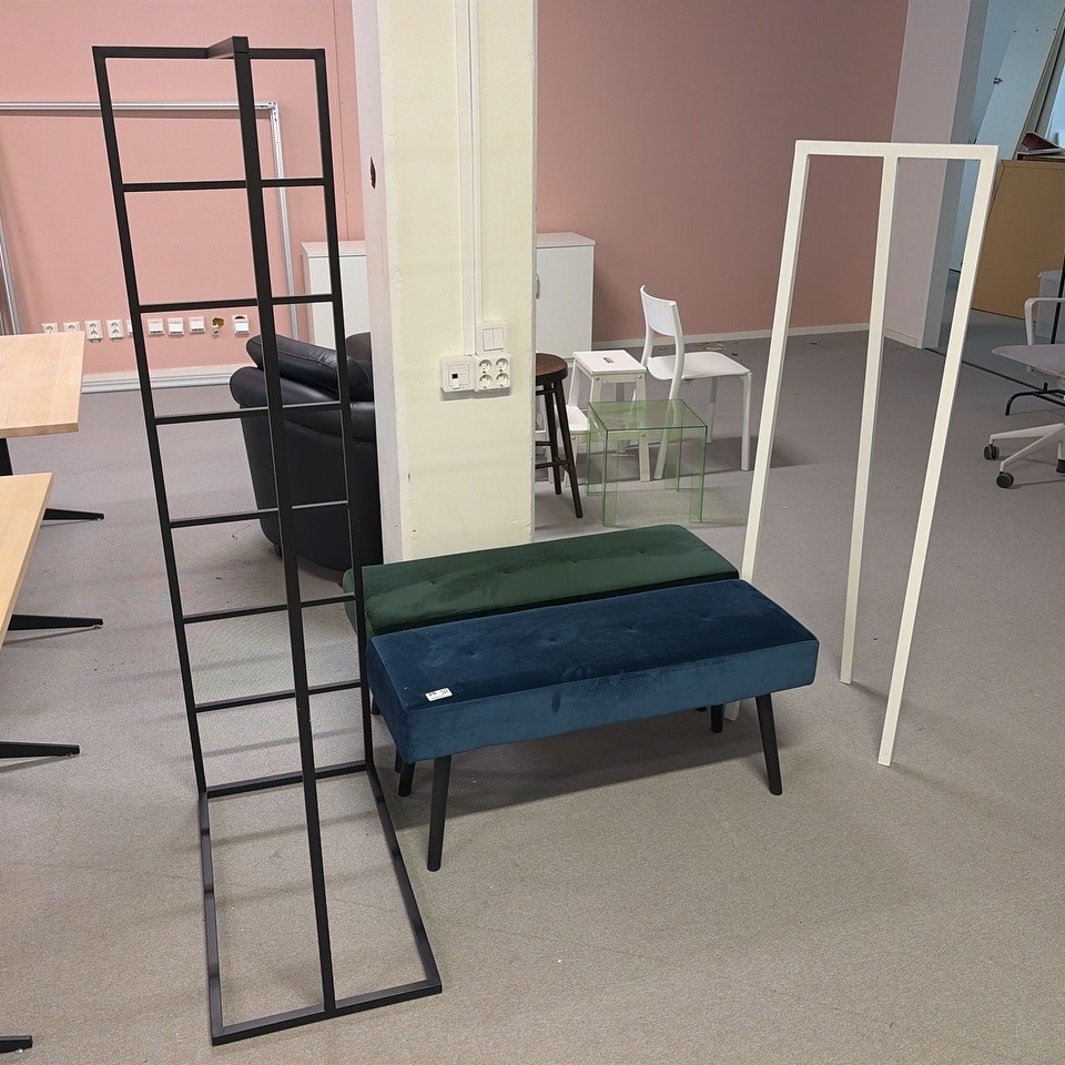 1594779-1 Lot with stools and clothes hangers