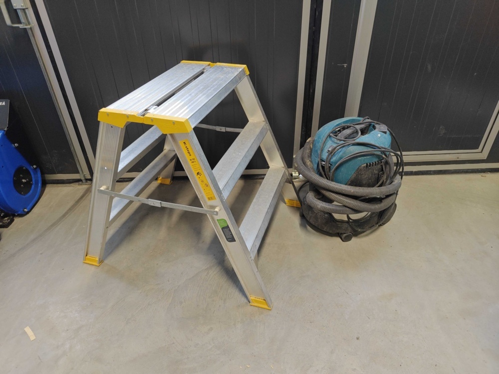 1484639-1 Stepladder and industrial vacuum cleaner