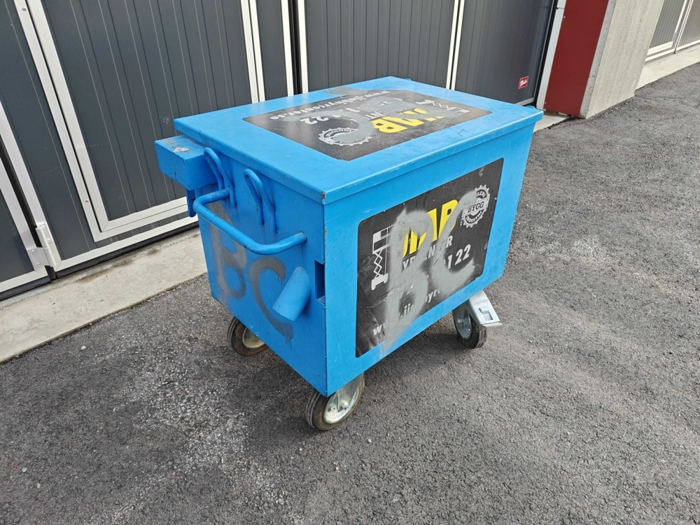 1484644-2 Toolbox on wheels