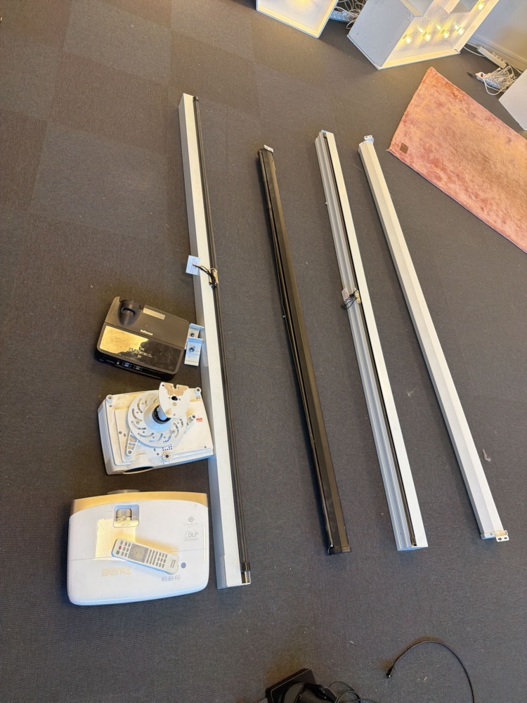 1594783-1 Projectors 3 pcs with projector screens 4 pcs - BenQ, InFocu, etc.