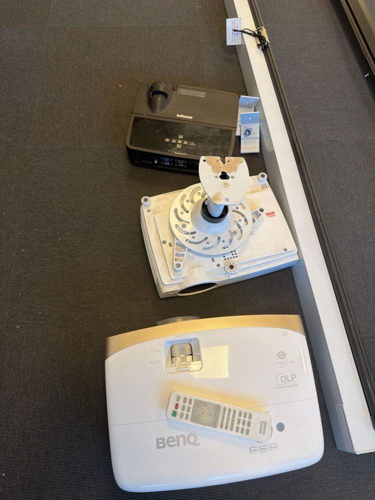 1594783-2 Projectors 3 pcs with projector screens 4 pcs - BenQ, InFocu, etc.