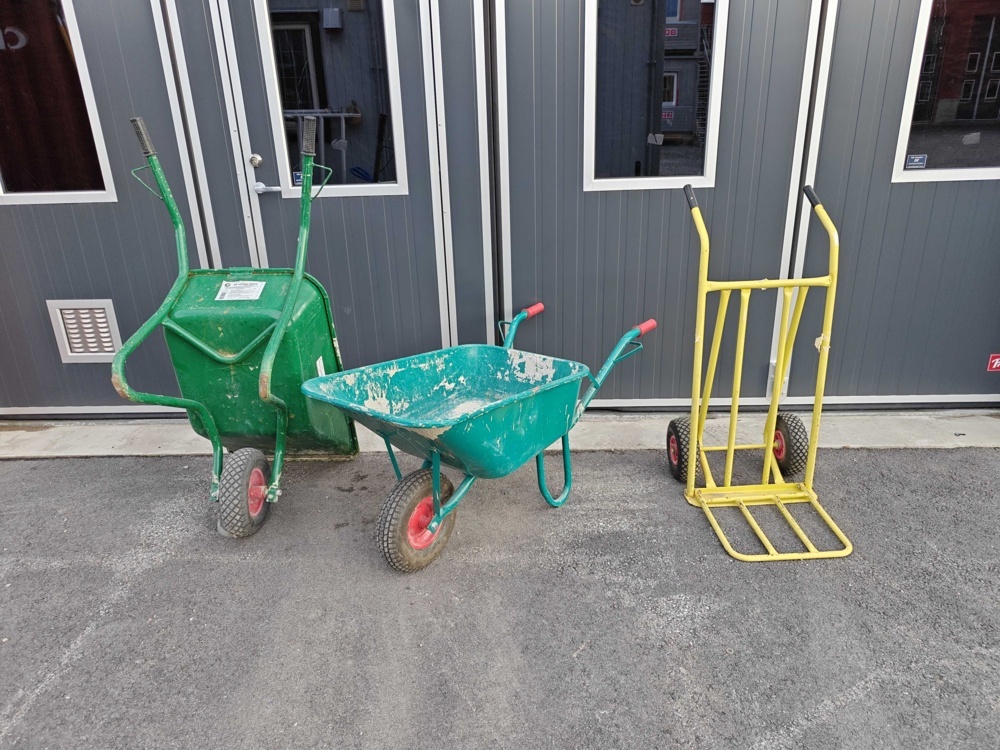 1484645-1 Wheelbarrows and tingles