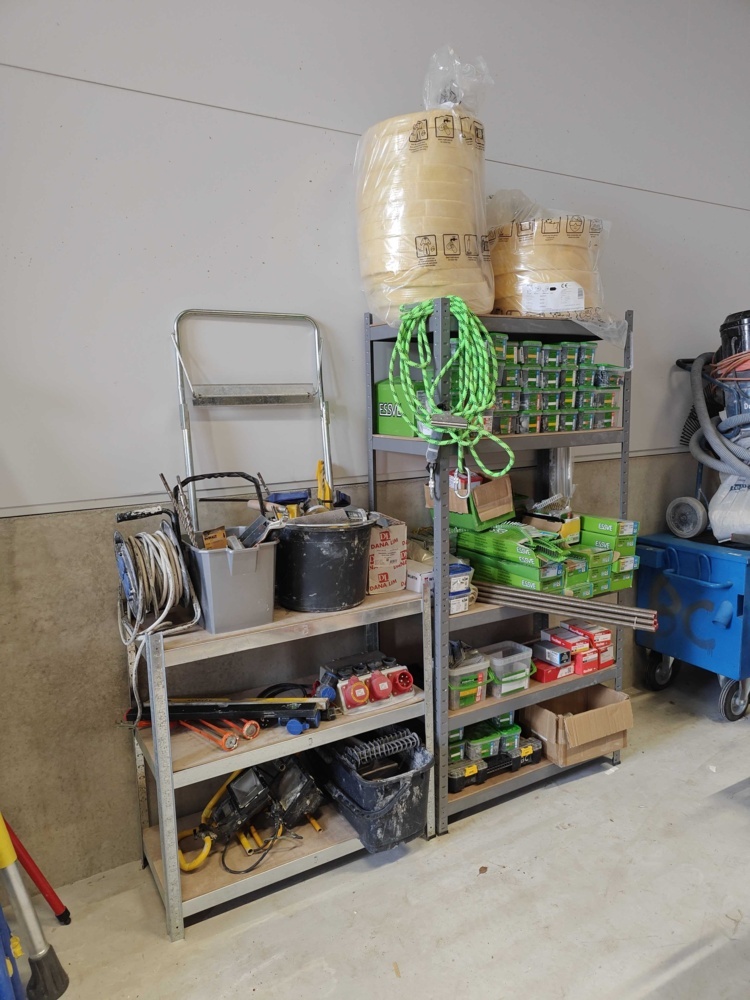 1484647-1 Sheet metal shelves with contents