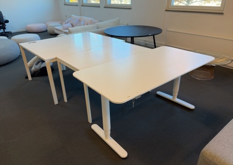 Skrivbord 4 st - varav ett höj- och sänkbart