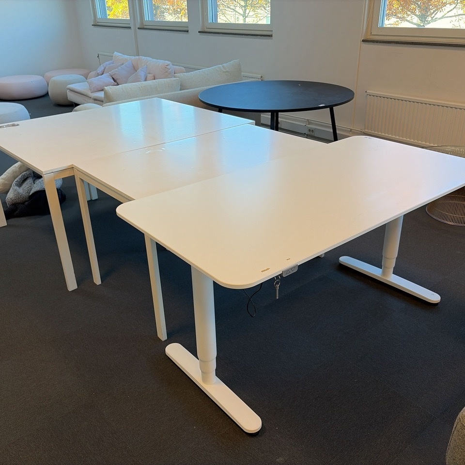 1594801-1 Skrivbord 4 st - varav ett höj- och sänkbart