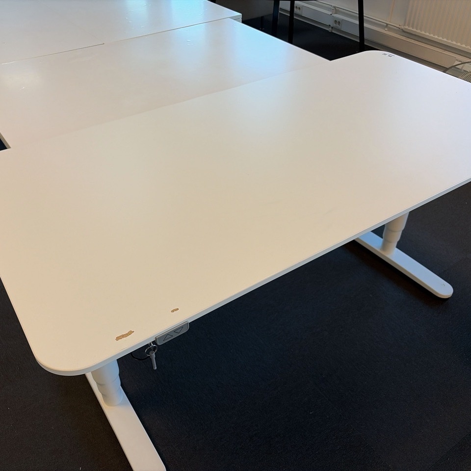 1594801-2 Skrivbord 4 st - varav ett höj- och sänkbart