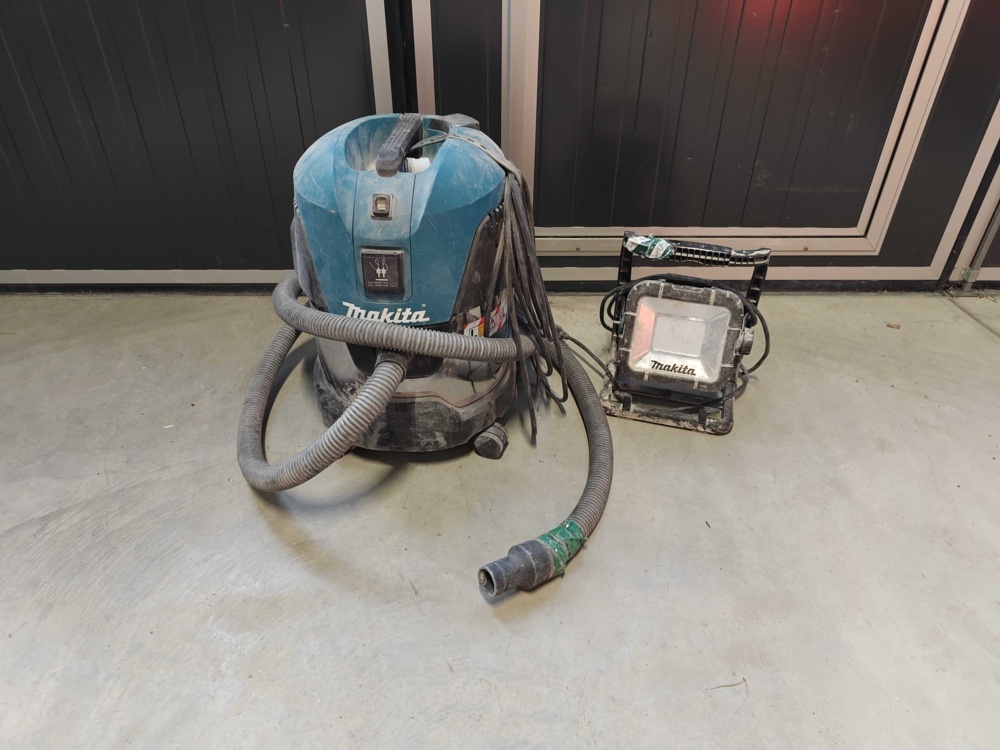 1484655-1 Industrial vacuum cleaner and work lamp Makita