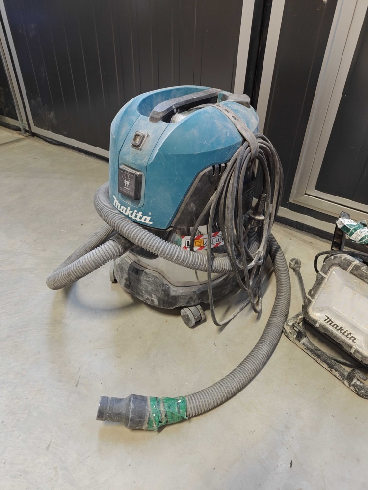 1484655-2 Industrial vacuum cleaner and work lamp Makita
