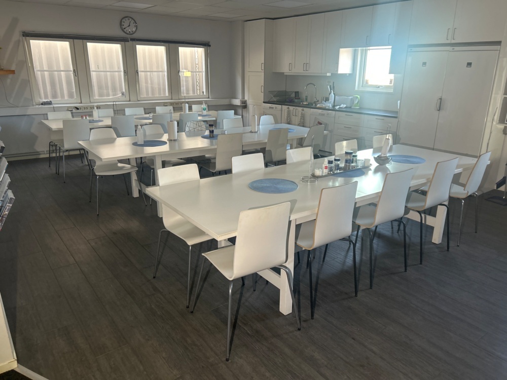 1558659-2 Dining table 3 pcs including chairs 28 pcs