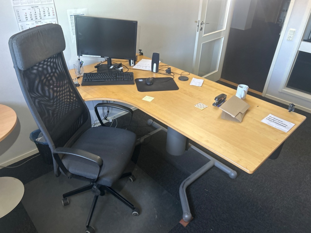 1558655-1 Study room with desk, bookshelves, etc.