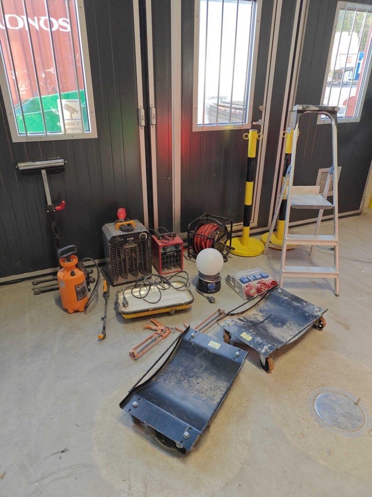 1484657-2 Garage accessories
