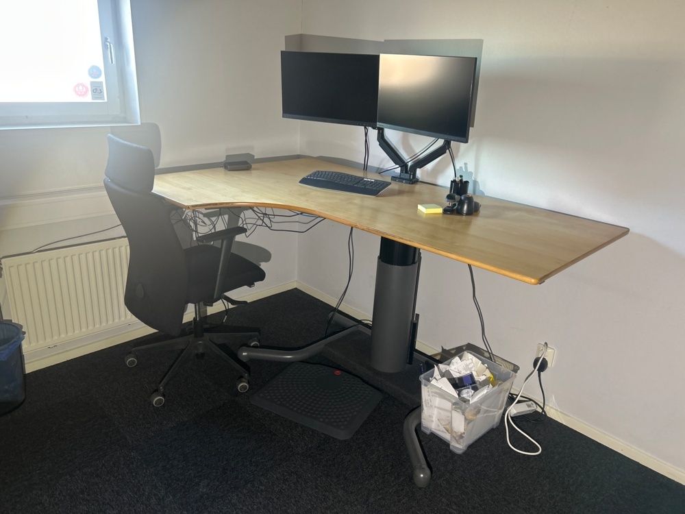 1558653-1 Desk with dual monitors etc.
