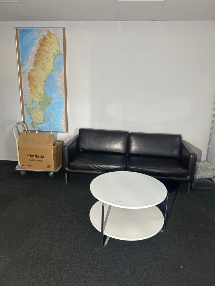 1558651-1 Sofa, gaming chair, kitchen utensils