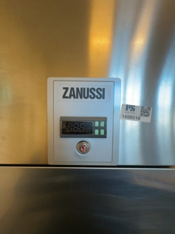 1458516-3 ZANUSSI frysskåp 1430 liter – dubbeldörr – rostfritt