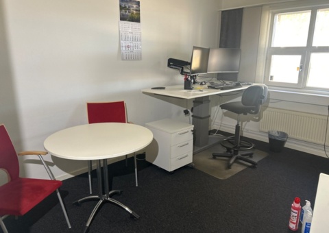 Electric desk, double shelves and visitor group