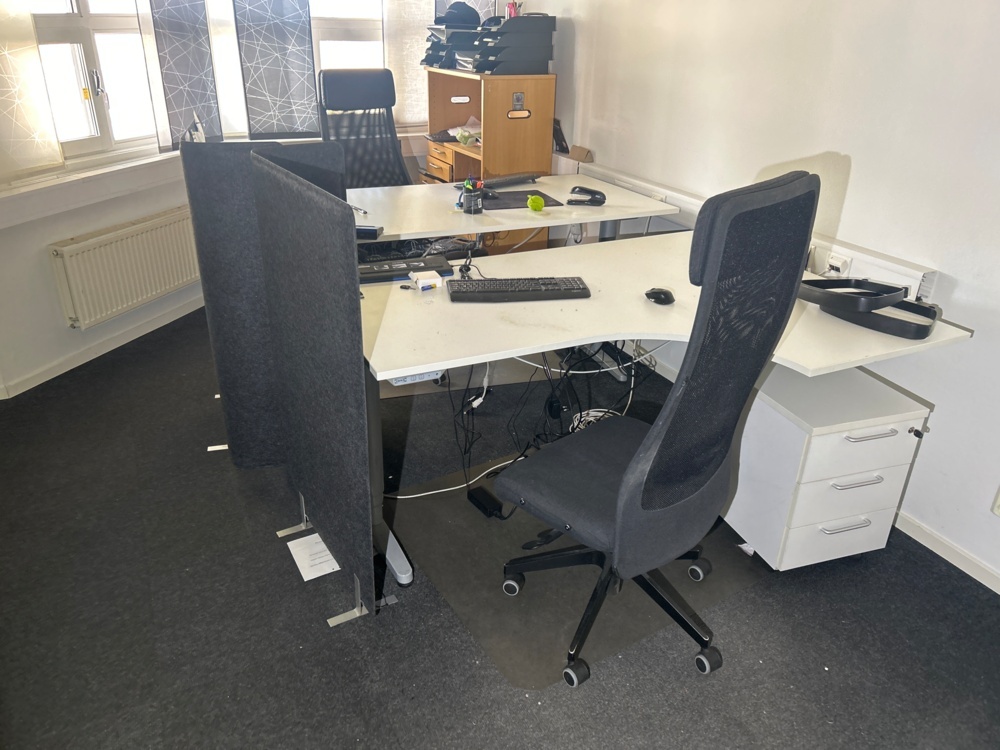 1558647-1 Workroom with two electric desks