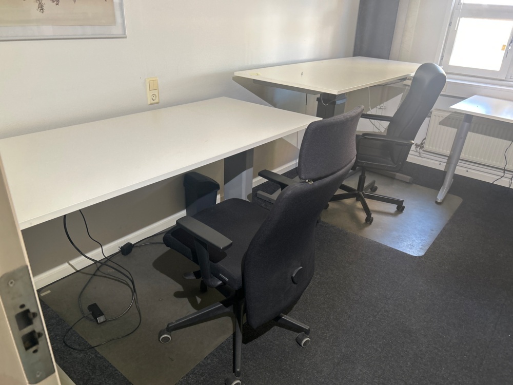 1558646-1 Two electric desks, kitchen table