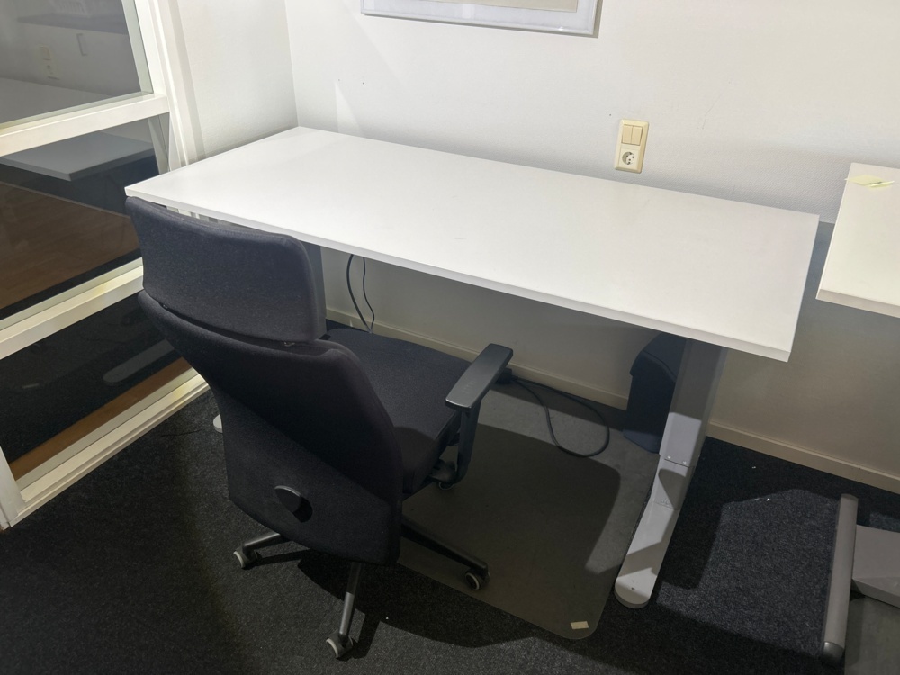 1558646-2 Two electric desks, kitchen table