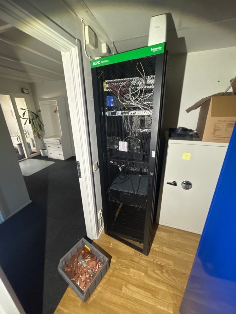 1558665-1 Serverrack med nätverksutrustning