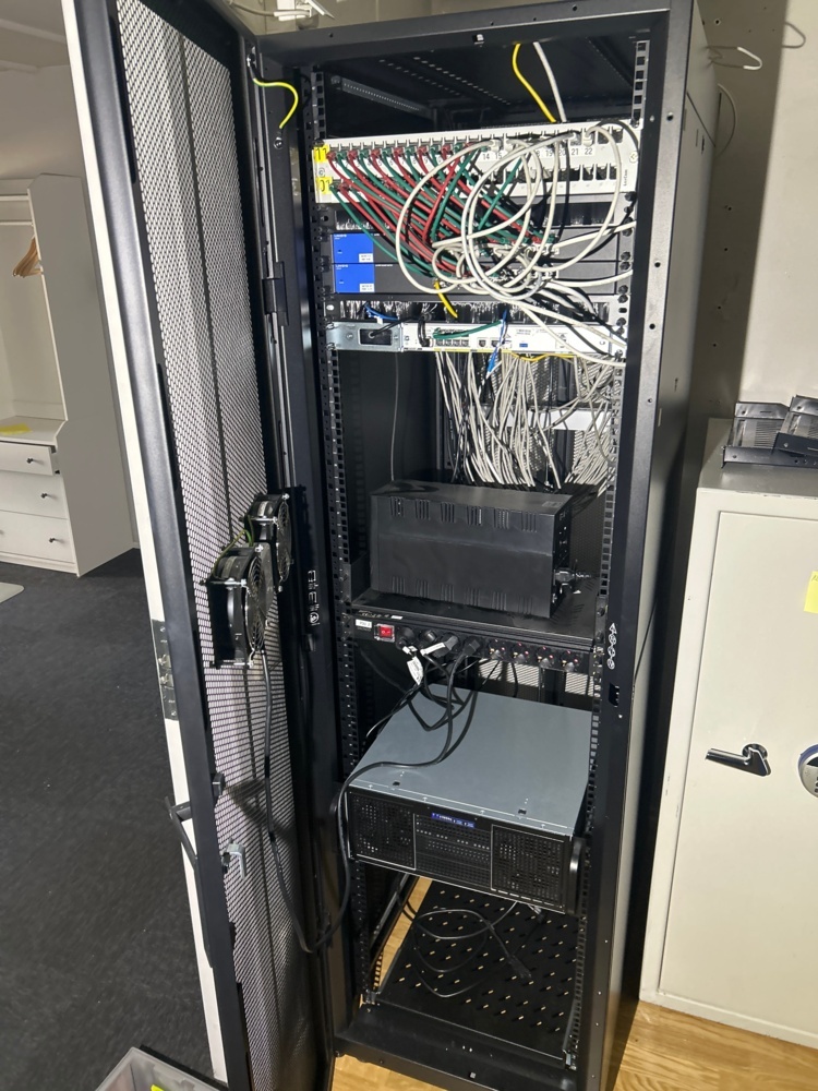 1558665-2 Serverrack med nätverksutrustning