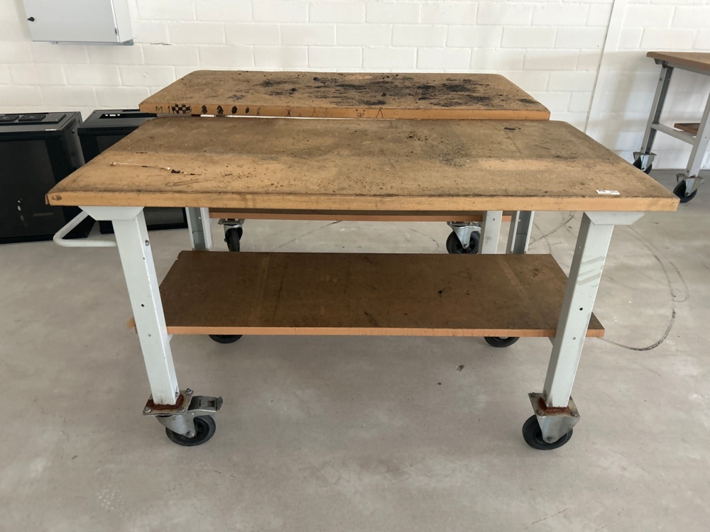 1558668-2 Arbetsbänk på hjul 2 st