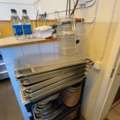 1458525-2 Förvaringshylla med GN-kantiner, rostfria fat, plastbehållare och flätade korgar
