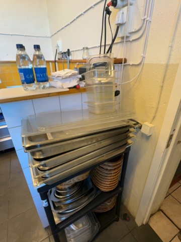 1458525-2 Förvaringshylla med GN-kantiner, rostfria fat, plastbehållare och flätade korgar