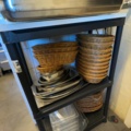 1458525-3 Förvaringshylla med GN-kantiner, rostfria fat, plastbehållare och flätade korgar