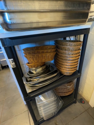 1458525-3 Förvaringshylla med GN-kantiner, rostfria fat, plastbehållare och flätade korgar