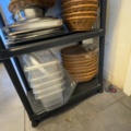 1458525-4 Förvaringshylla med GN-kantiner, rostfria fat, plastbehållare och flätade korgar