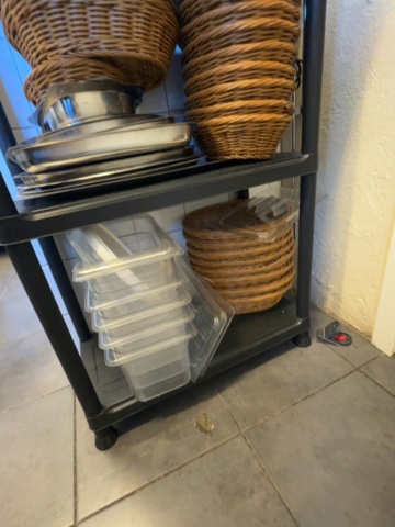 1458525-4 Förvaringshylla med GN-kantiner, rostfria fat, plastbehållare och flätade korgar