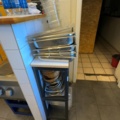 1458525-5 Förvaringshylla med GN-kantiner, rostfria fat, plastbehållare och flätade korgar