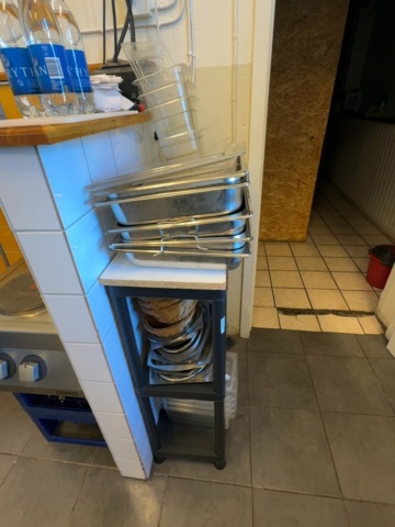 1458525-5 Förvaringshylla med GN-kantiner, rostfria fat, plastbehållare och flätade korgar