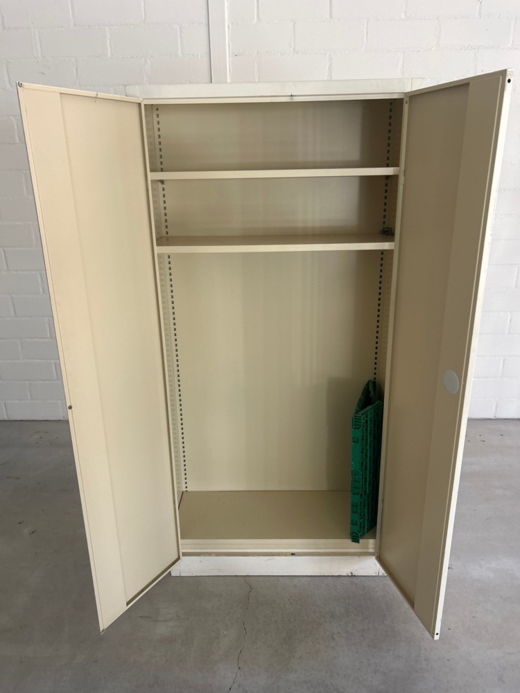 1558671-2 Plåtskåp 1,9 m