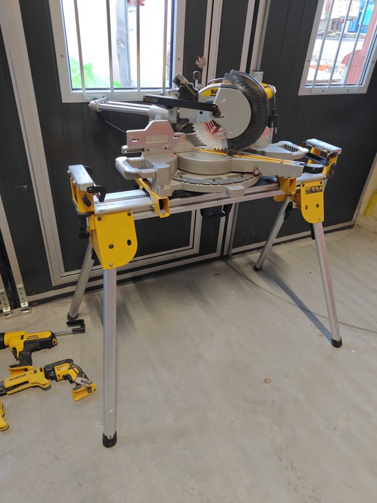 1484665-2 DeWalt package
