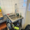 1458528-1 Vägghängd diskbänk i rostfritt – 120 × 60 cm – dubbla hoar, spolmunstycke och underhylla