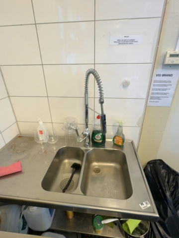 1458528-2 Vägghängd diskbänk i rostfritt – 120 × 60 cm – dubbla hoar, spolmunstycke och underhylla