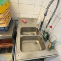 1458528-3 Vägghängd diskbänk i rostfritt – 120 × 60 cm – dubbla hoar, spolmunstycke och underhylla