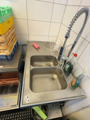 1458528-3 Vägghängd diskbänk i rostfritt – 120 × 60 cm – dubbla hoar, spolmunstycke och underhylla