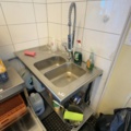 1458528-8 Vägghängd diskbänk i rostfritt – 120 × 60 cm – dubbla hoar, spolmunstycke och underhylla