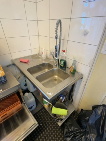 1458528-8 Vägghängd diskbänk i rostfritt – 120 × 60 cm – dubbla hoar, spolmunstycke och underhylla