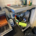 1458528-9 Vägghängd diskbänk i rostfritt – 120 × 60 cm – dubbla hoar, spolmunstycke och underhylla