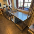 1458530-2 Diskbänk i rostfritt med blandare, överhyllor, glashängare och 2 diskbackar – 140 cm