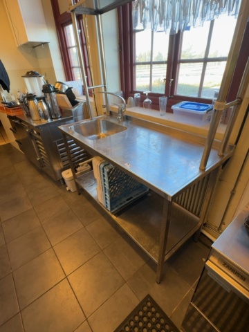 1458530-2 Diskbänk i rostfritt med blandare, överhyllor, glashängare och 2 diskbackar – 140 cm