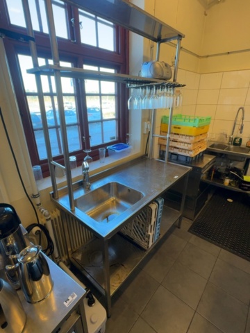 1458530-3 Diskbänk i rostfritt med blandare, överhyllor, glashängare och 2 diskbackar – 140 cm