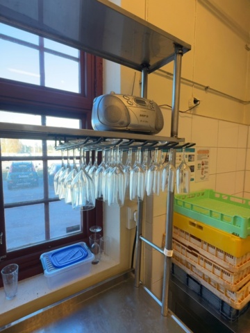 1458530-6 Diskbänk i rostfritt med blandare, överhyllor, glashängare och 2 diskbackar – 140 cm