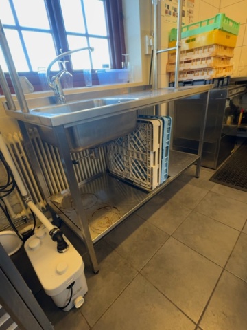 1458530-9 Diskbänk i rostfritt med blandare, överhyllor, glashängare och 2 diskbackar – 140 cm