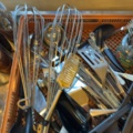 1458533-8 Parti restaurangredskap, bestick, ballongvispar, slevar m.m.