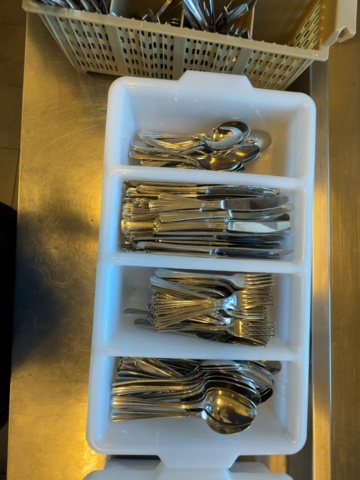 1458537-3 Stort parti restaurangbestick – ca 385 delar + blandade bestick