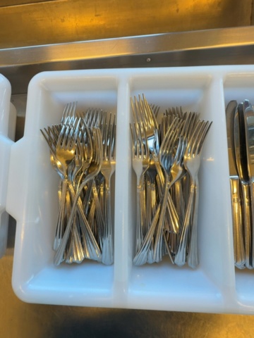 1458537-8 Stort parti restaurangbestick – ca 385 delar + blandade bestick